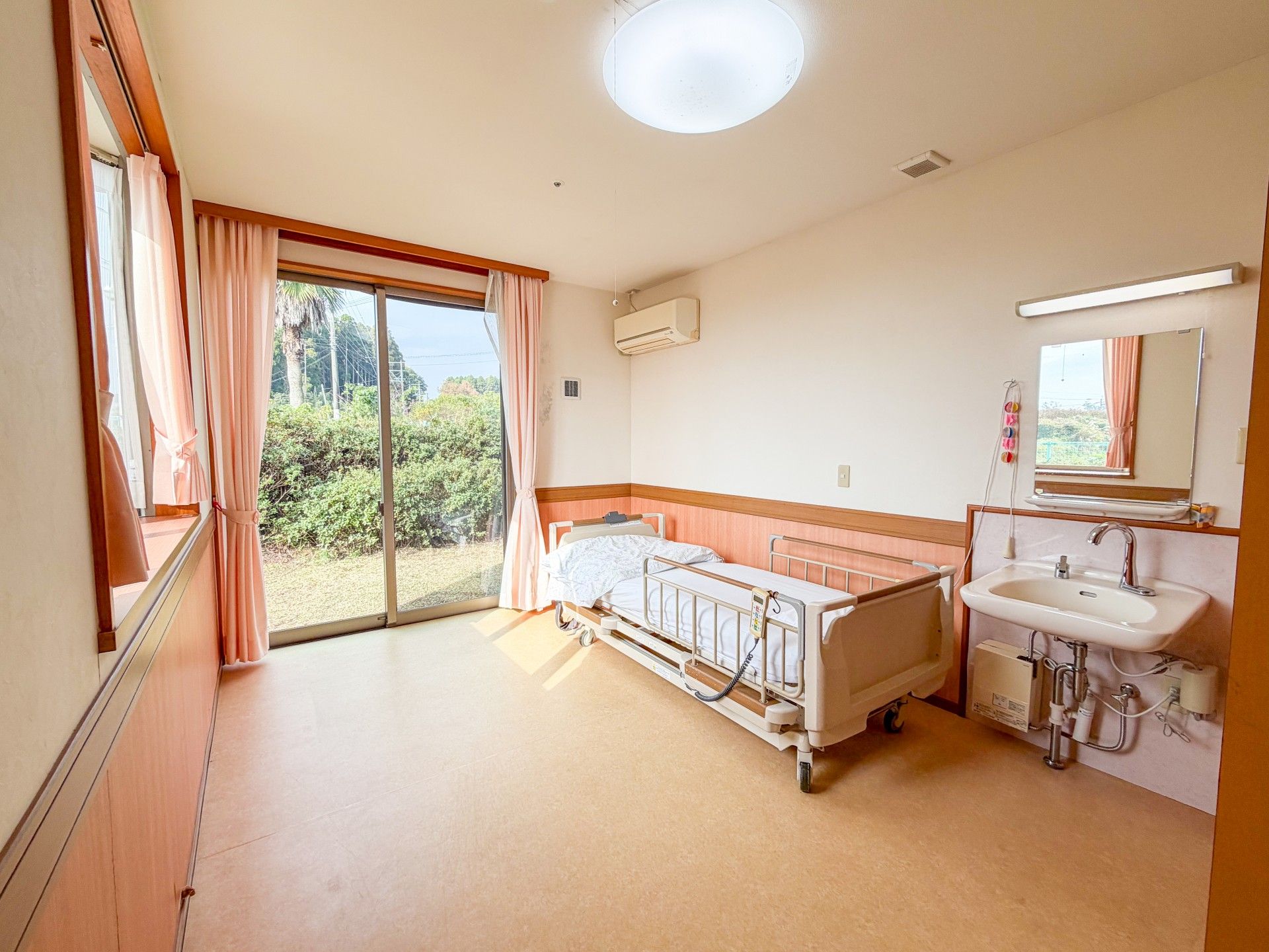 明るい個室の風景