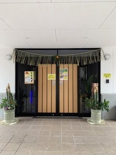 入口の明るいエントランス