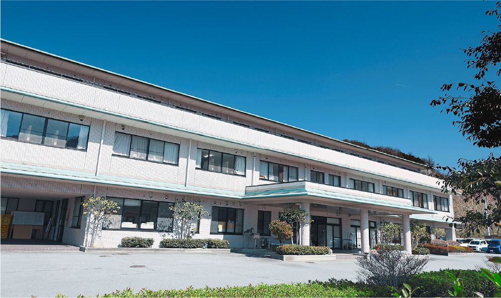 広い敷地の建物外観
