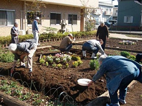 「あずみ苑 グランデ花咲の丘」の日常。運動を兼ねた農作業。