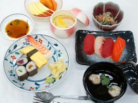 「あずみ苑 グランデ花咲の丘」の食事。イベント食のひとつの寿司。
