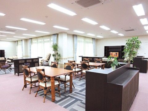 「あずみ苑 グランデ花咲の丘」の内観。食事や歓談に使える広々したリビング。