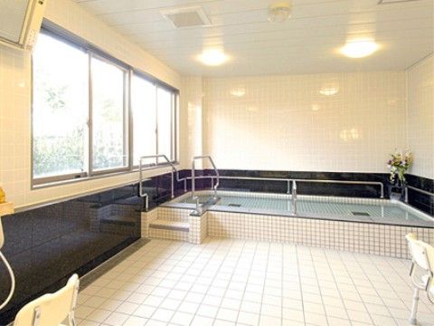 「あずみ苑 グランデ花咲の丘」の大浴室。