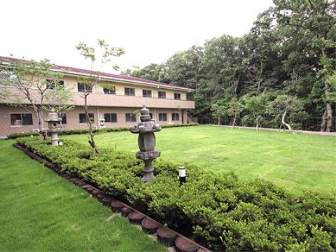 「あずみ苑 グランデ花咲の丘」の庭。大きな日本庭園。