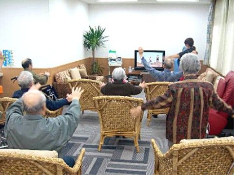 「あずみ苑 グランデ花咲の丘」の日常。入居者でおこなう体操。