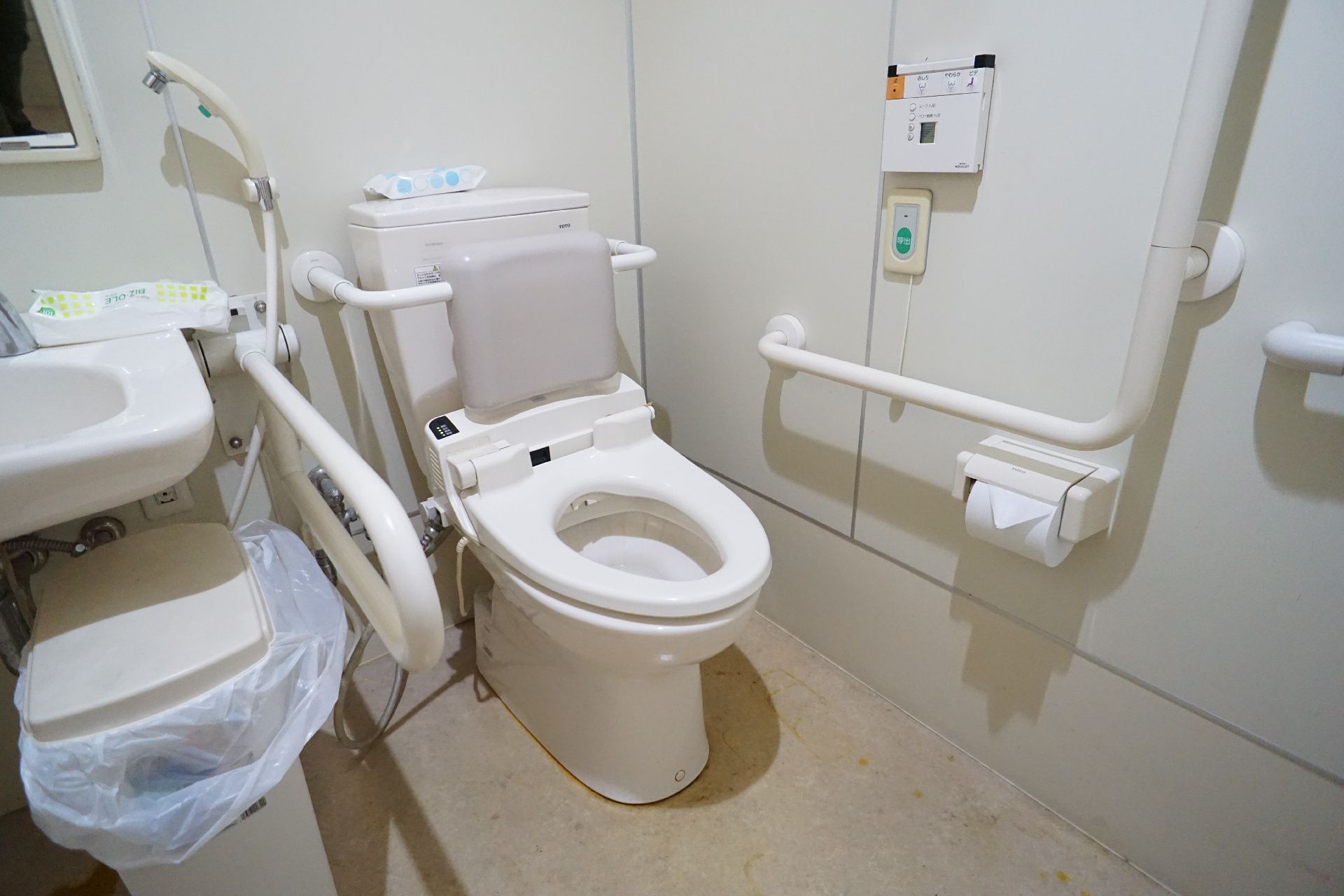 緊急用ボタンが設置されたトイレ