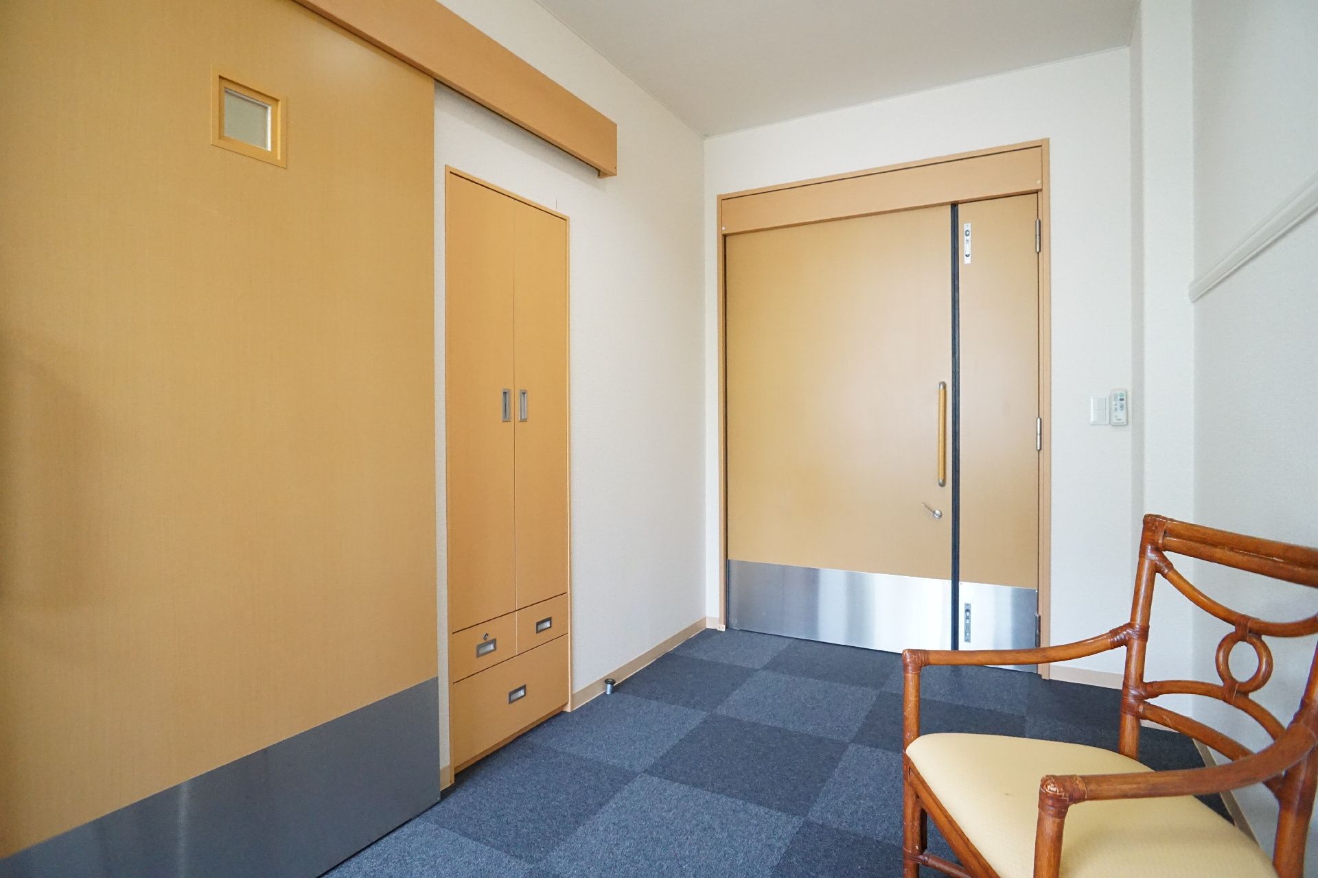 大きな扉を設置した個室