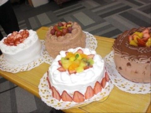 「あずみ苑 グランデ花咲の丘」のイベント。４つのホールケーキ。