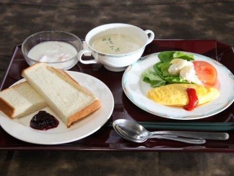 「あずみ苑 グランデ花咲の丘」の食事。パンを中心とし、栄養バランスが良い。