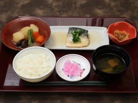 「あずみ苑 グランデ花咲の丘」の夕食。魚の煮付けや肉じゃが。