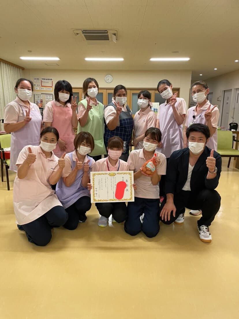 スタッフ集合の笑顔シーン