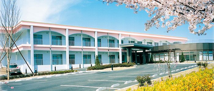 桜並木のある施設外観