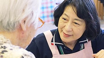 笑顔で会話するスタッフ