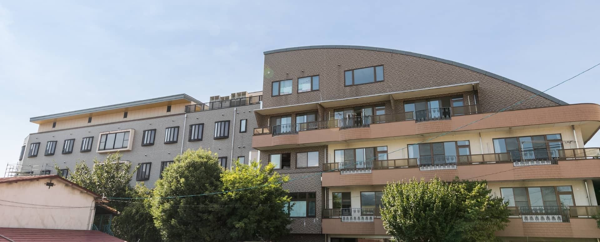 緑に囲まれた建物外観