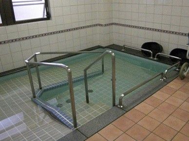 手すり付きの浴槽