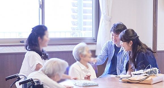 和やかな談笑の場面