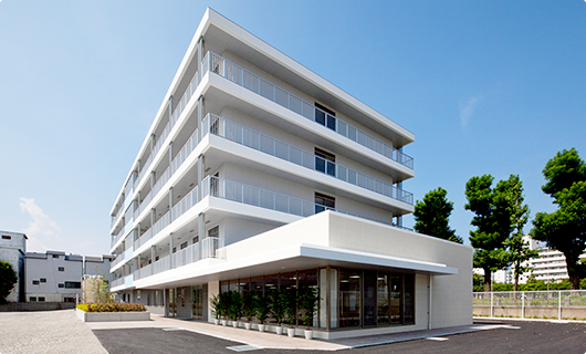 白い外観の建物