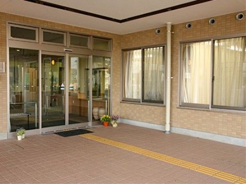 玄関の入り口まで、地面が点字ブロックで続いている。目が不自由な入居者様もご自身の足で進むことができる。