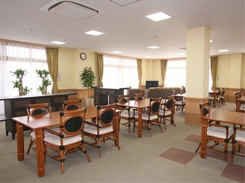 入居者様同士、机を囲んで食事ができたり、歓談ができたりするスペースである。配置してある観葉植物からは癒しを与えられる。