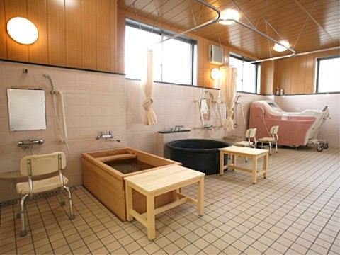 浴室の浴槽は数種類あり、好みの浴槽につかることができる。機械よくも導入しており、入居者様は横になったまま、入浴ができる。