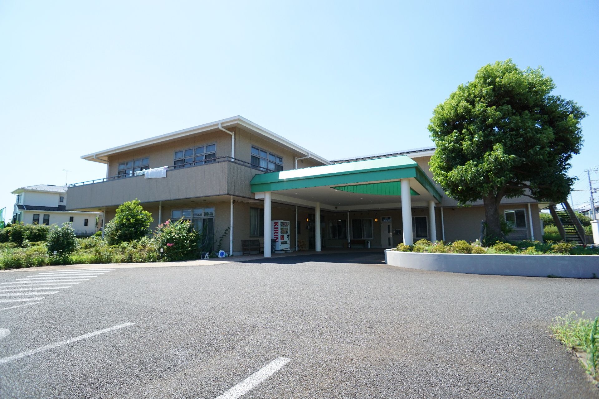 アスファルトに隣接した２階建ての建物