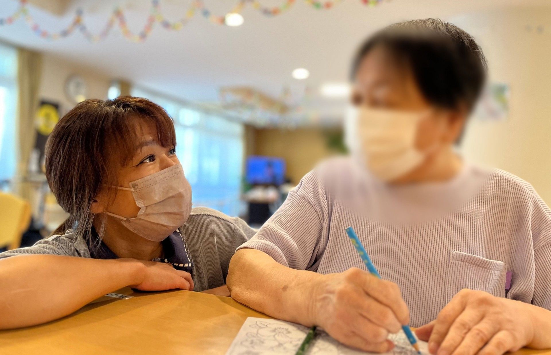 笑顔で会話する二人の様子