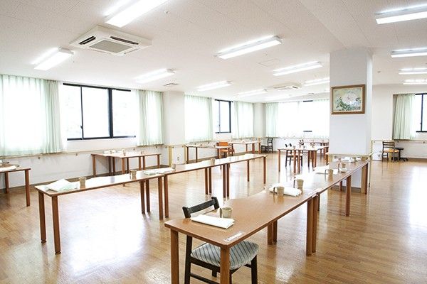 明るい食事スペース