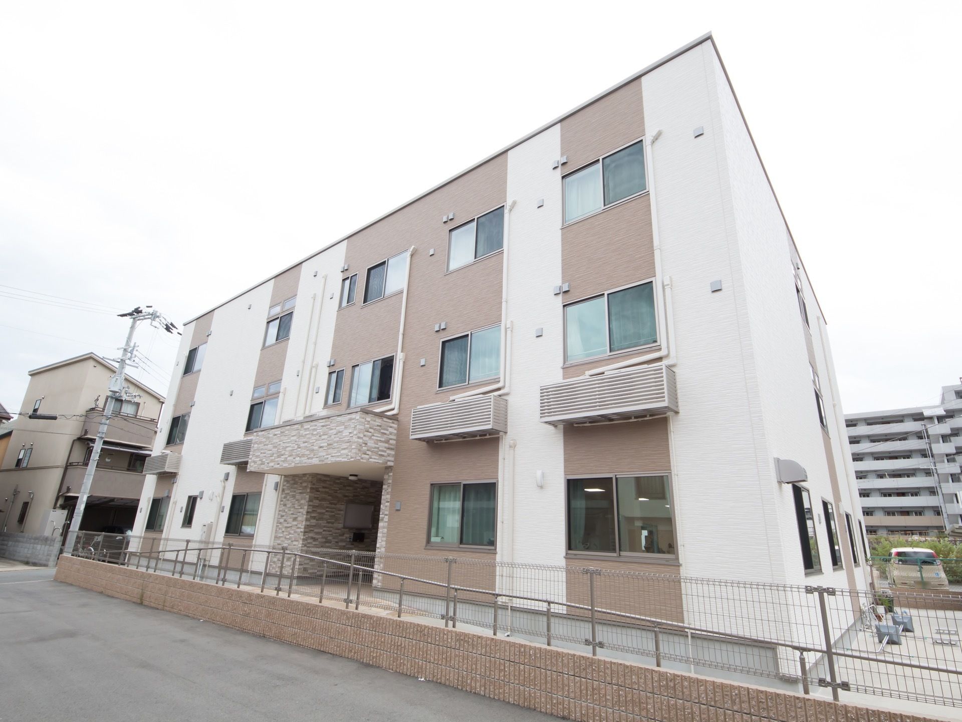 建物の前にはスロープと柵があり、手前の駐車場に飛び出してしまう心配がない。スロープには手すりも設置されている。