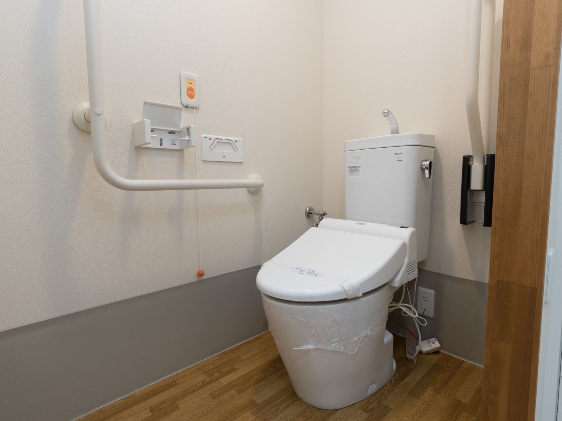 全居室には、トイレが設置されている。ナースコールや手すりが備わっており、車椅子のまま個室に入ることができる広さがある。