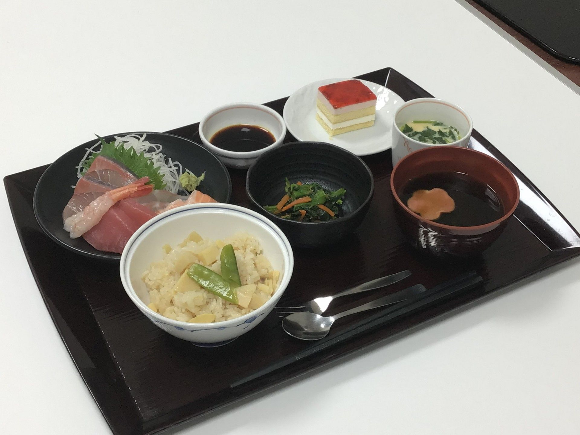 彩り豊かな食事の膳