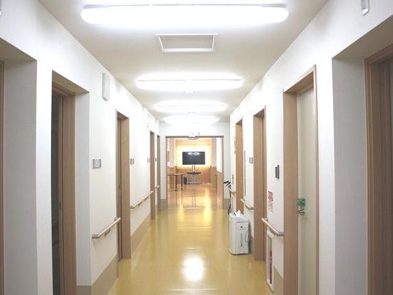清潔で広々とした廊下