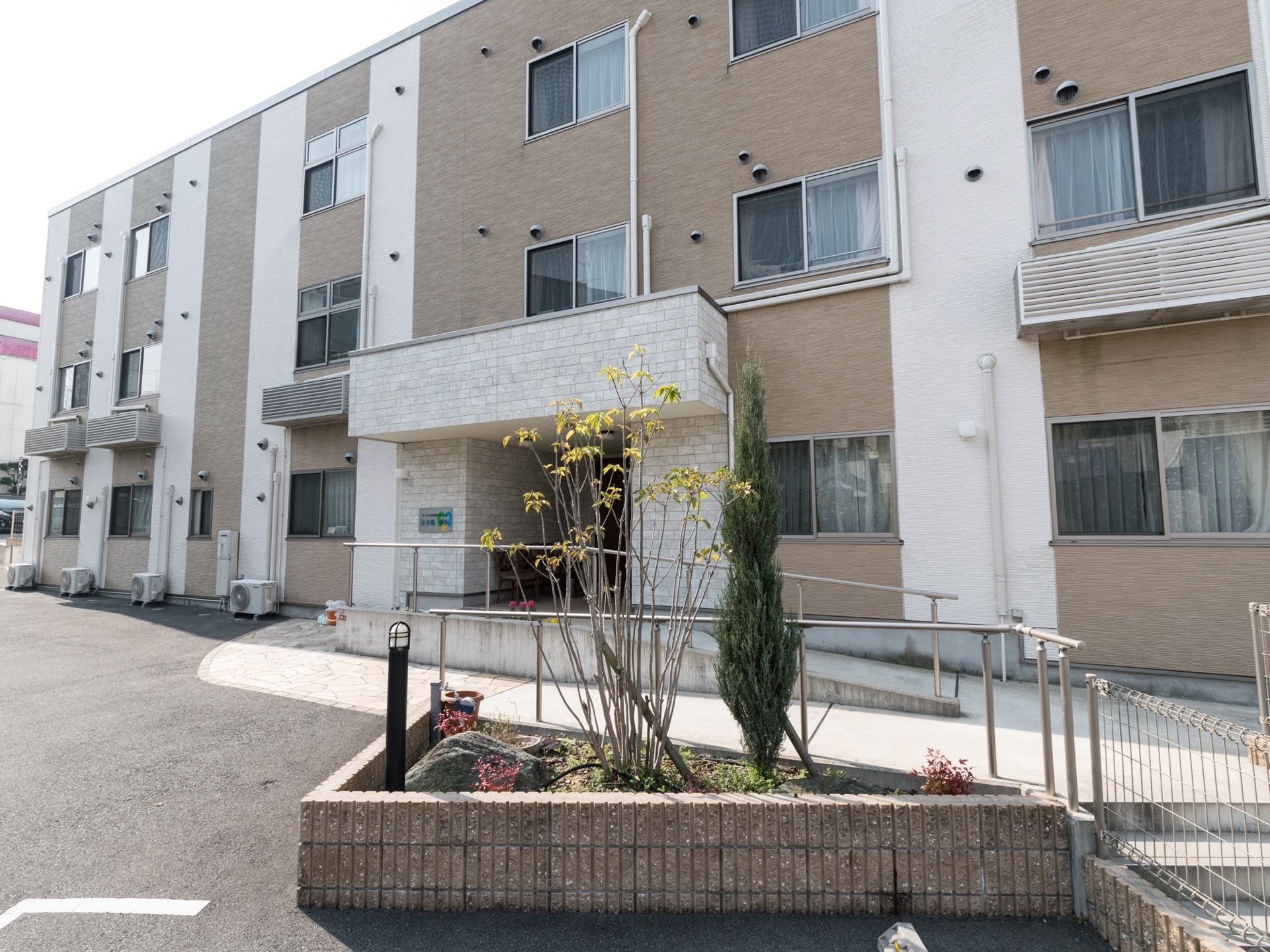 3階建ての最新式の建物である。エントランスまでは、階段とスロープが備わっている。周辺は十分な空間がある。