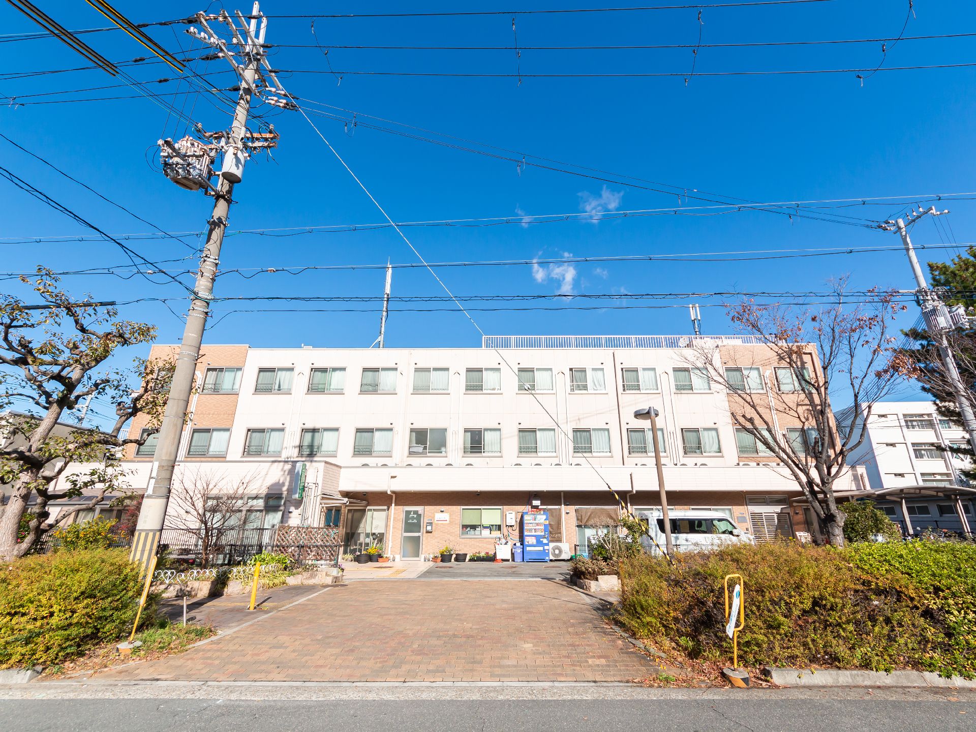 駐車場も近くに設置してある介護施設の外観