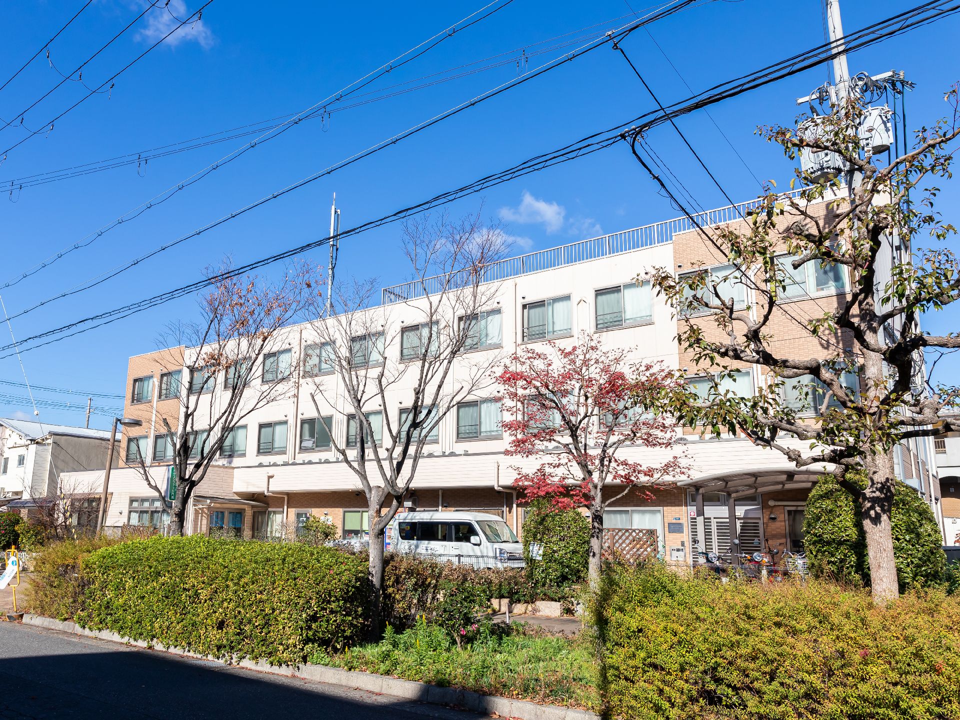 白色と肌色を基調とした介護施設の外観