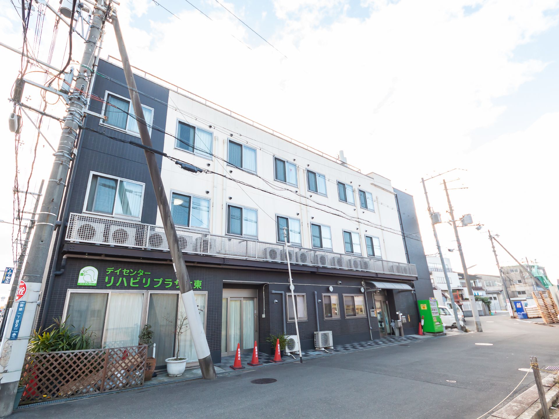 白とブラウンの外装でおおわれている介護施設の外観