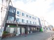 白とブラウンの外装でおおわれている介護施設の外観