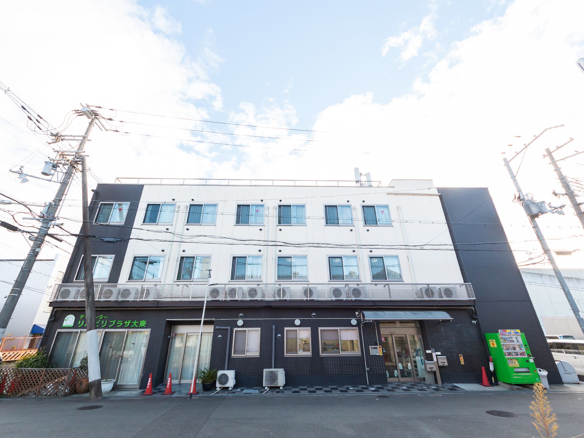 駐車場から撮影した介護施設の外観