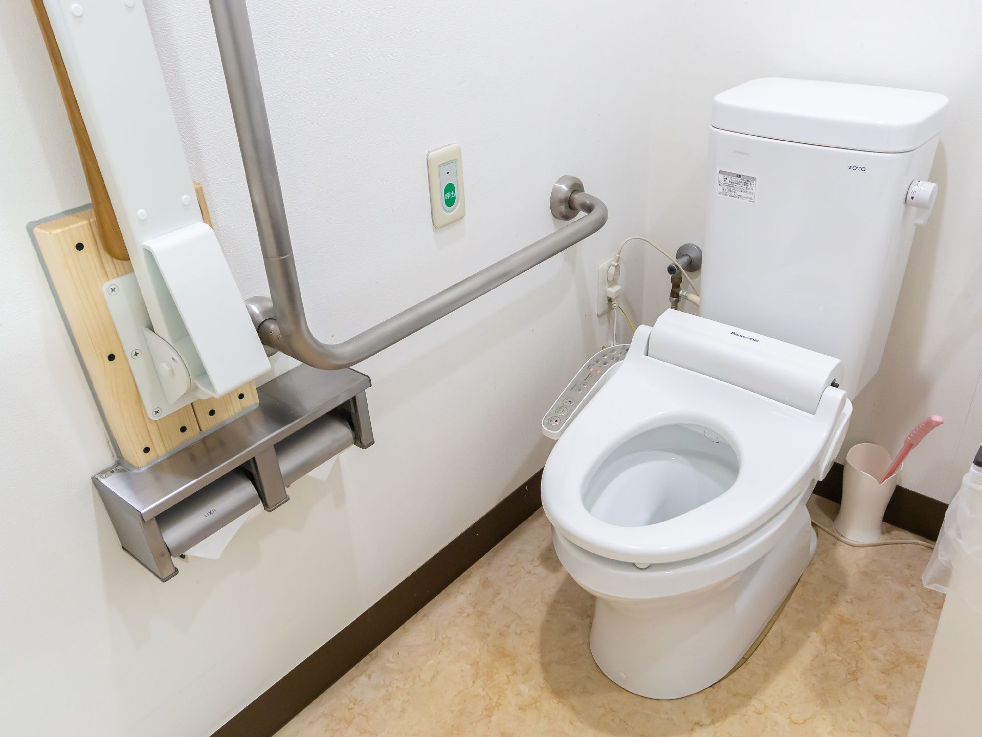 手すりが付いたバリアフリー完備の入居者向けの洋式トイレ
