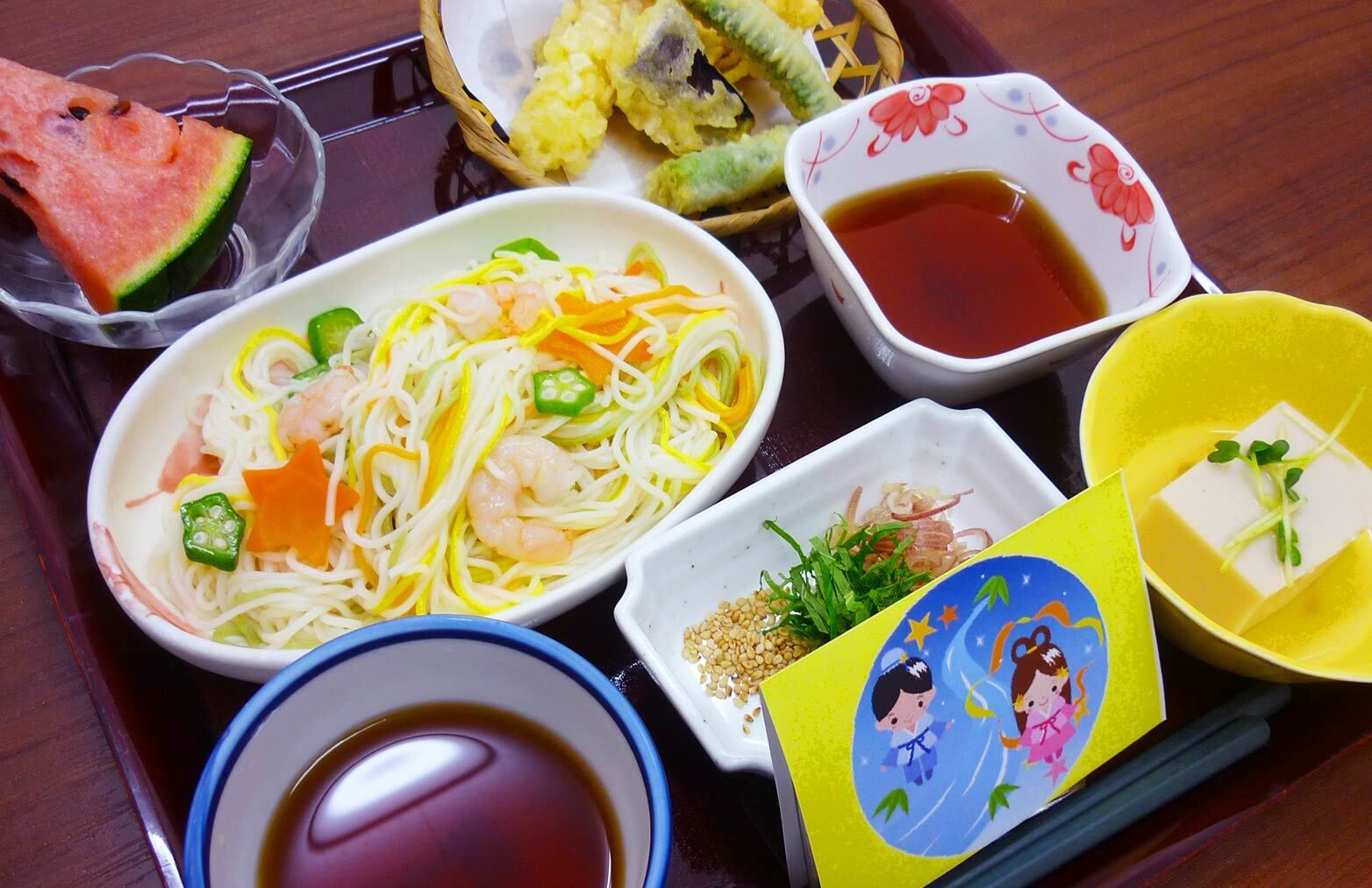 そうめんと天ぷらの盛り合わせとスイカのデザートが付いた特別食