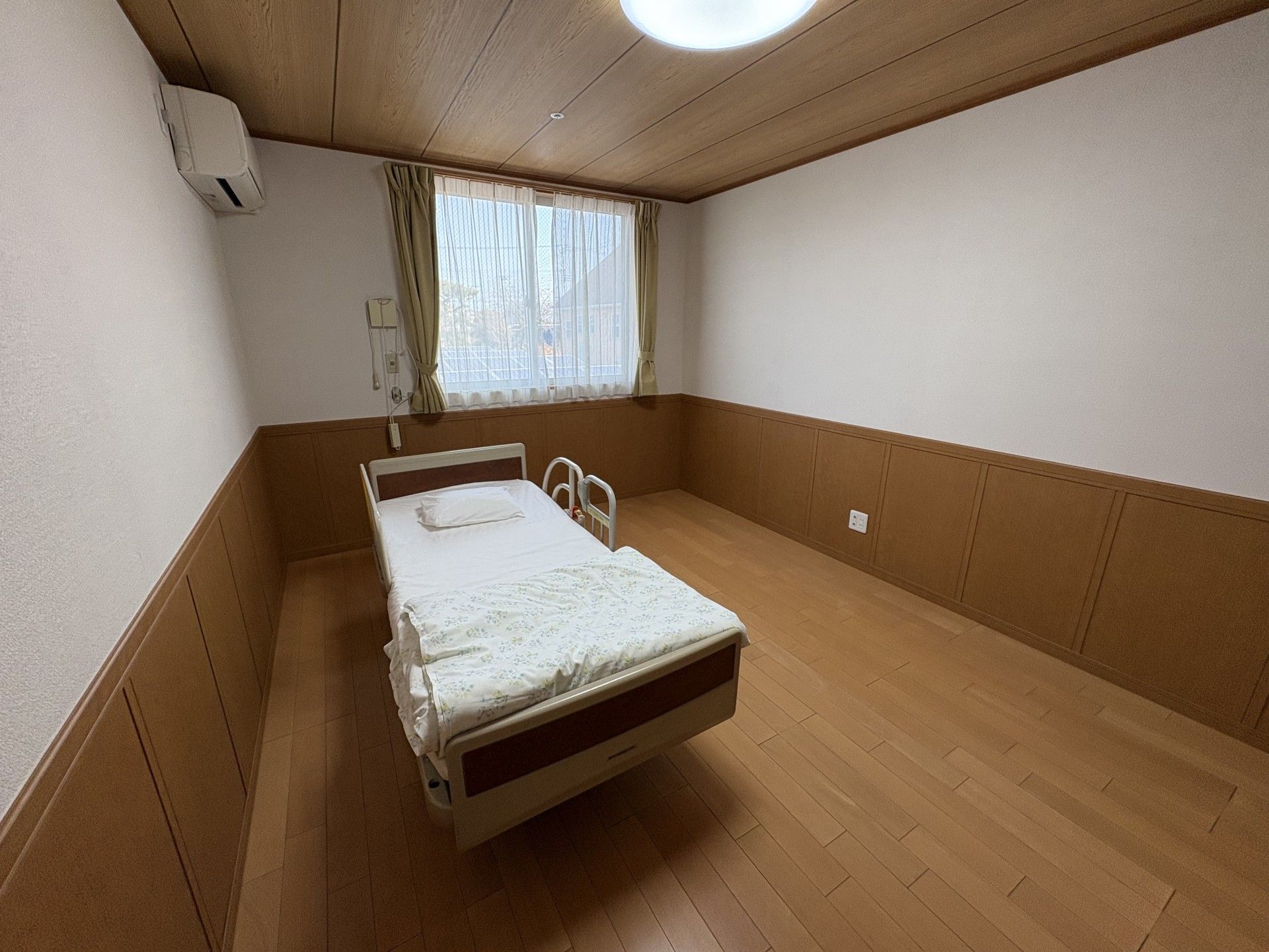 シンプルな個室のベッド