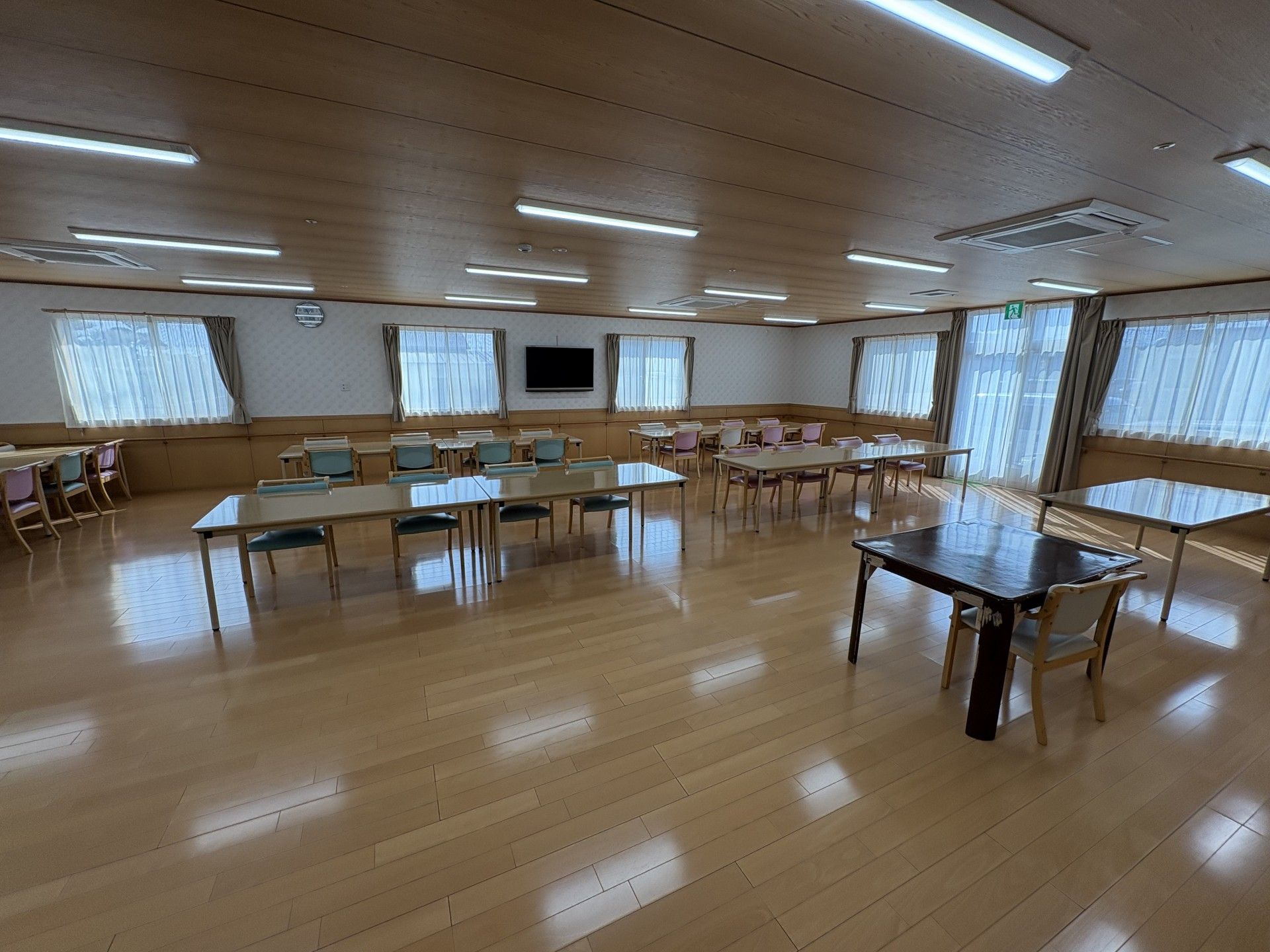 広々とした明るい部屋