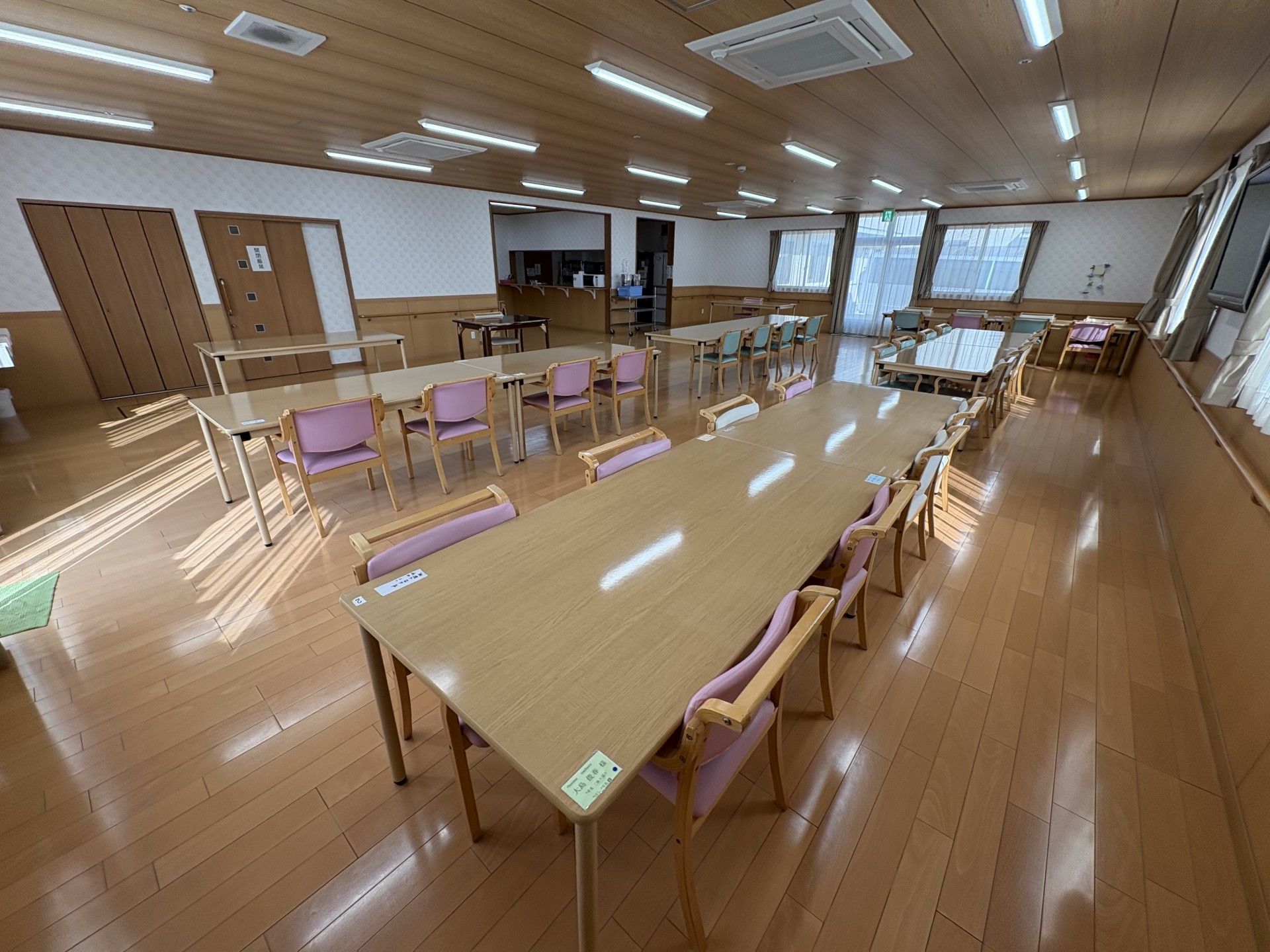 広いテーブルのある部屋