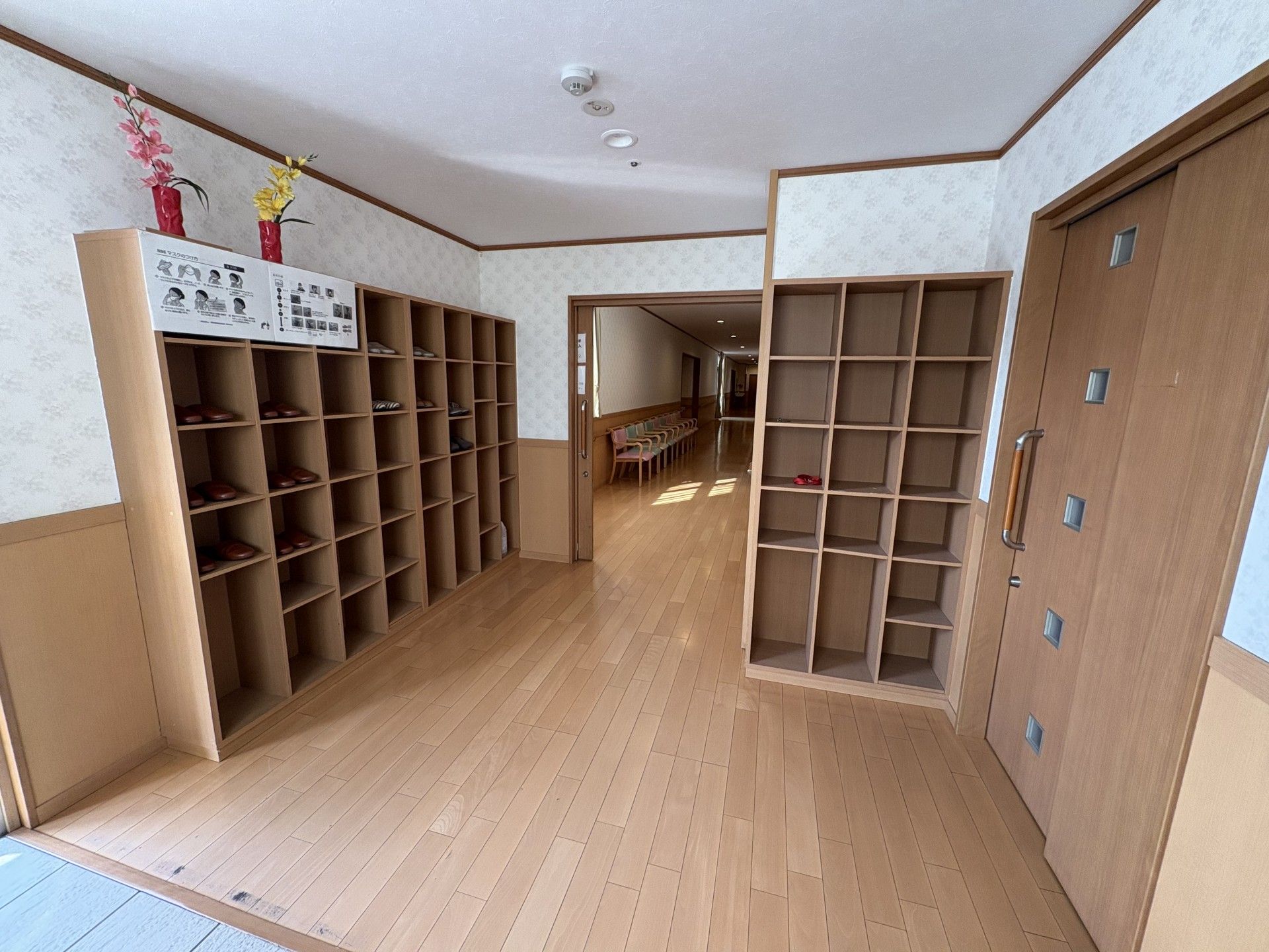 明るい廊下の入口