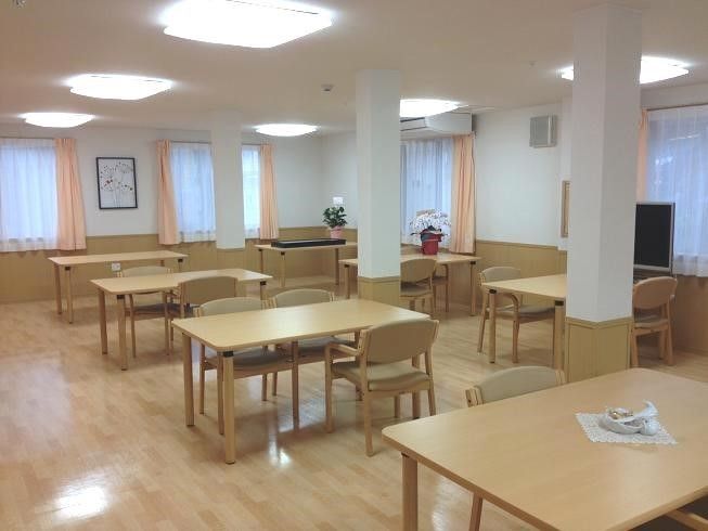 食堂は広々として清潔感がある。通路も広く設けてあるので、車椅子をご利用の方も楽に移動することができる。
