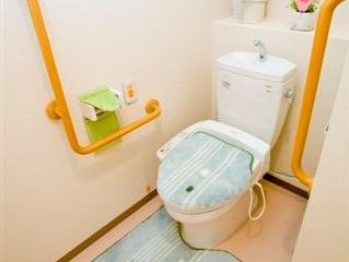トイレ内も安全対策が講じられている。手すりが左右に設置され、万一の際には呼び出しボタンでスタッフのサポートを依頼できる。