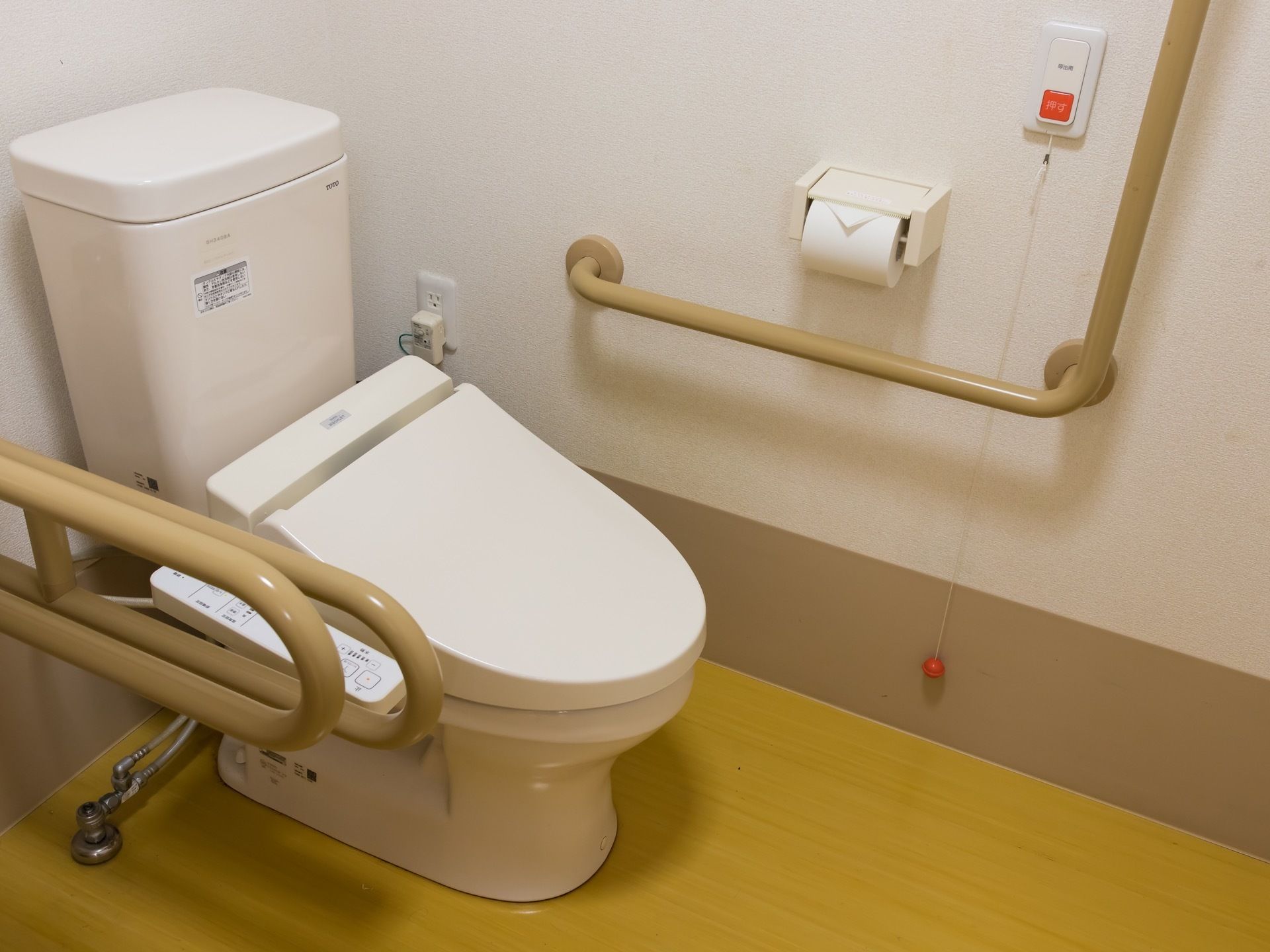 トイレには手すりがある。壁に呼び出しボタンがあり、緊急時に、すぐにスタッフに連絡をすることができる。