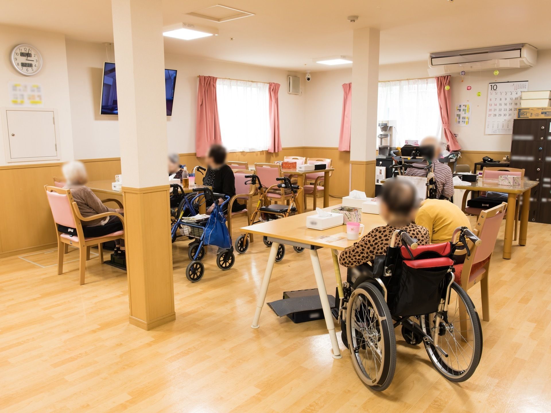 共有スペースでは会話をしながら入居者様同士で交流することができる。テレビがあり、大勢で楽しむことができる。