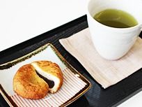 午後のティータイムに煎茶とあんデニッシュでほっと一息できる。入居者様同士のコミュニケーションにくつろぎのひと時を提供する。