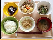 四季折々の食事をとりいれたお食事である。いろどり豊かに品数も多く、ちょっとずつ食べきることのできるボリュームである。