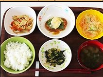 刻み食などを取り入れ、のど越しのよいお食事を提供する。入居者様それぞれの体調に合わせたお食事をご用意する。